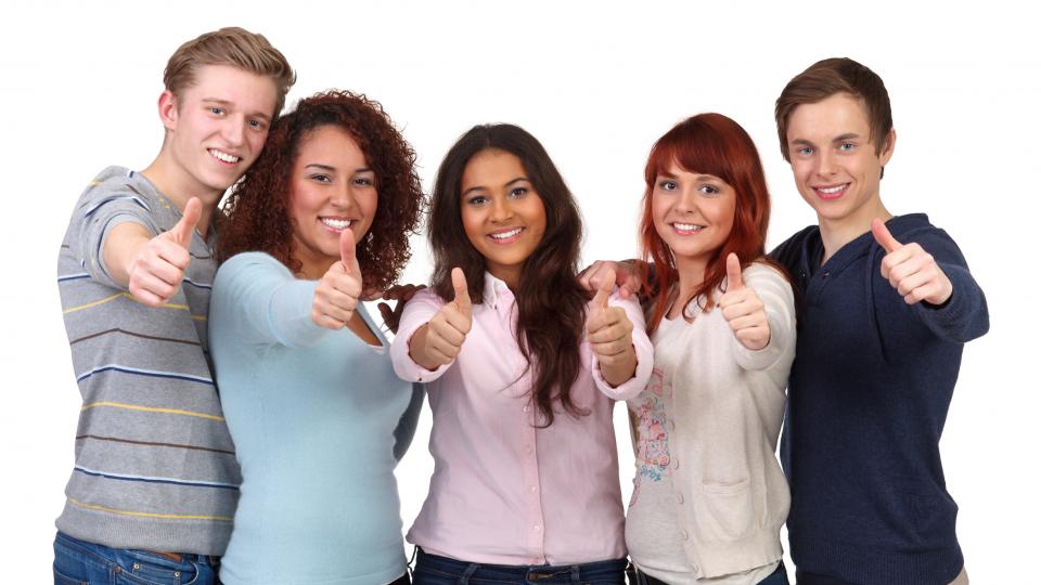 Fünf lachende junge Menschen mit der Geste "Daumen hoch"